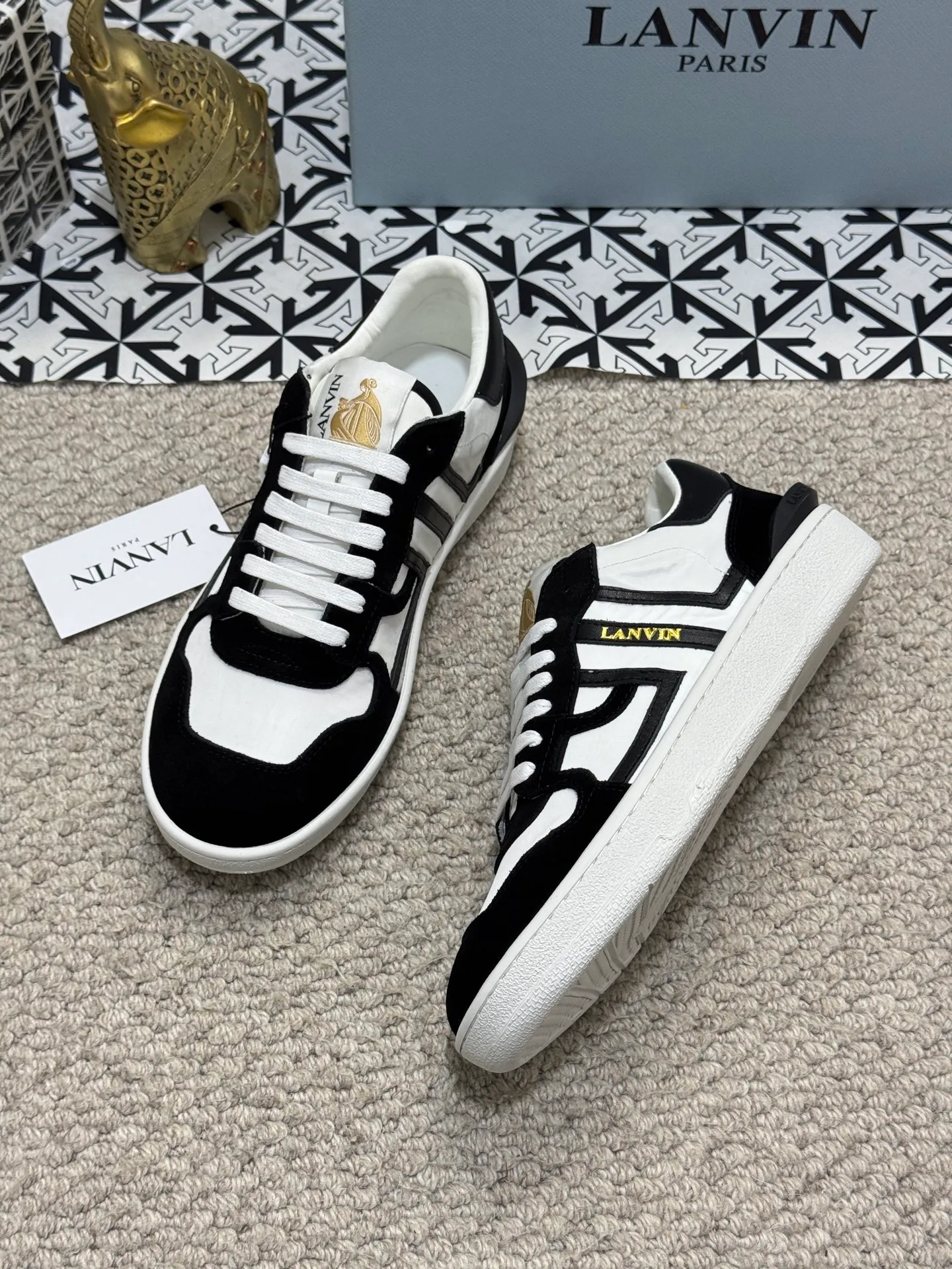 Men's men's shoes 💰520 [New style] 🦈🦈lanvin #LANVIN spring and summer series new colors ❤️‍🔥The latest lace-up fashionable casual Forrest Gump running shoes~bumpr high-quality couple 👫 series!! The latest trendy products of the season. Many bloggers have planted grass and purchased the original molds for customization. The uppers are nubuck leather. They are very versatile, fashionable and casual, and are comfortable to wear on the feet. Recommended! The original molds have clear logo rubber bottoms, which are non-slip and wear-resistant. Size: Female 36~40 Male 38-44 (45 customized